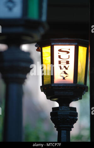 Vintage street lampade presso l'entrata della metropolitana a Montague Street in Brooklyn, New York Foto Stock