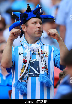 Coventry City fans celebrare nelle gabbie Foto Stock