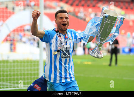 Coventry City's Maxime Biamou celebra dopo il gioco Foto Stock