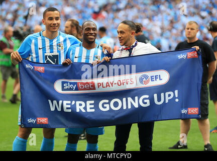 La citta' di Coventry City e asta del McDonald (sinistra), Kyel Reid (centro) e Jodi Jones celebrare dopo il gioco Foto Stock