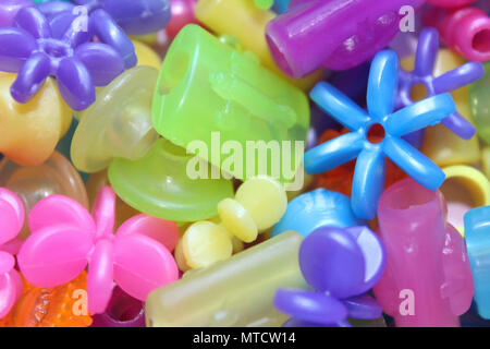 Un'immagine ravvicinata di un colorato le sfere di plastica per i bambini in una gamma di diverse forme e colori Foto Stock