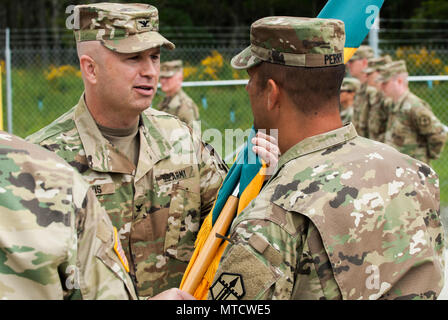 Col. Michael D. Lewis, 301st Enhancement manovra comandante di brigata, restituisce i colori dei vigili del fuoco per il comando Sgt. Il Mag. Thomas C. Perry, 301st MEB il comando sergente maggiore, a significare la fiducia, all'301st MEB modifica del comando cerimonia di premiazione che si terrà a base comune Lewis-Mccorda, Washington Giugno 4, 2017. Fondata nel 2008, la manovra 301st brigata di miglioramento è uno dei tre MEB nell'esercito di riserva. La barra o il pulsante MEB è una singolare missione multifunzionale per la sede centrale di comando progettata per eseguire la manovra di operazioni di supporto per il sistema Echelon supporta (U.S. La riserva di esercito foto di Spc. Sean Harding, 301st Enhanceme di manovra Foto Stock