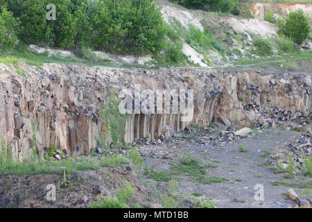 Colonne di basalto roccia cava. Bella pietra paesaggio Foto Stock