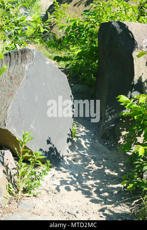 Due grandi pietre di basalto sul sentiero. Bellissimo paesaggio geologico Foto Stock