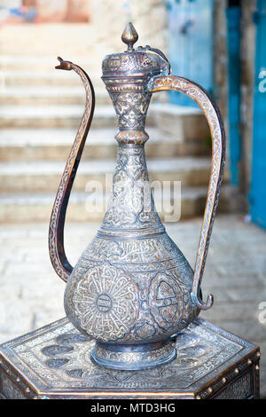 Tipico metallo vintage teiere in Gerusalemme, Israele Foto Stock