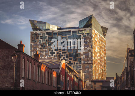 L'edificio cubo su una bella giornata di sole a Birmingham, Regno Unito Foto Stock