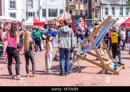 Grande sedia a sdraio nel M ercato Square, Northampton, Inghilterra, Regno Unito. Foto Stock