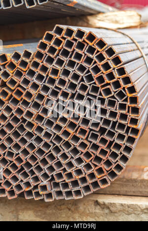 Quadrato metallico tubi collegati insieme. I tubi sono ricoperti di ruggine. Storage esterno Foto Stock