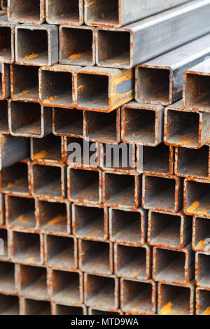 Quadrato metallico tubi collegati insieme. I tubi sono ricoperti di ruggine. Storage esterno Foto Stock