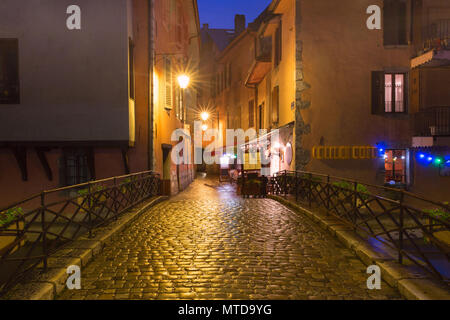 Notte Street nella città vecchia di Annecy, Francia Foto Stock