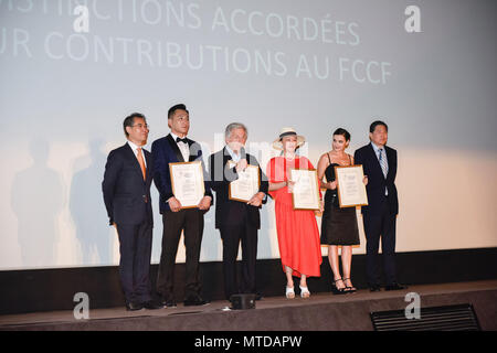 Parigi, Li fangfang 3 (R). 28 Maggio, 2018. Attore cinese Liu Ye (2 L), regista Li fangfang 3 (R), l'attrice francese Virginie Ledoyen (seconda R) e festival ambasciatore della Costa Gavras (3 L) ricevono i loro premi in ottava edizione cinese di Film Festival in Francia (FCCF) il 28 maggio 2018. Il film festival si svolge dal 28 maggio al 10 luglio a Parigi e in diverse città francesi incluse Cannes, Marsiglia, Lione, Saint-Denis de la Réunion, Strasburgo e Brest, offrendo il pubblico francese la possibilità di scoprire nove film cinese rilasciate lo scorso anno. Credito: Zhang Man/Xinhua/Alamy Live News Foto Stock