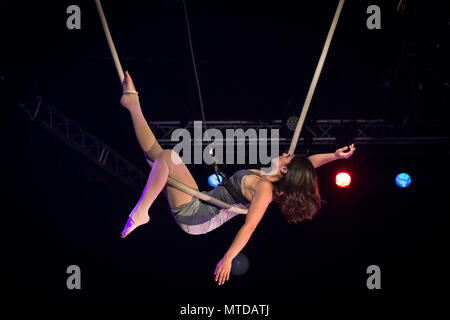 Londra, Regno Unito. Il 29 maggio 2018. Colombiano circo latina "società Circolombia' offre prestazioni visive sorprendenti agisce davanti a loro headline correre per il underbelly Festival sul Southbank. Credito: Guy Corbishley/Alamy Live News Foto Stock