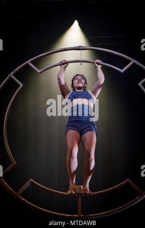 Londra, Regno Unito. Il 29 maggio 2018. Colombiano circo latina "società Circolombia' offre prestazioni visive sorprendenti agisce davanti a loro headline correre per il underbelly Festival sul Southbank. Credito: Guy Corbishley/Alamy Live News Foto Stock
