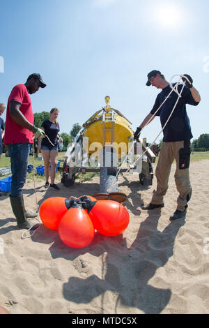 29 maggio 2018, Germania, Magdeburg: Tallent affermano la DADI (L-R), scientifico reasearch assistente presso l'Helmholtz-Zentrum für Umweltforschung (UFZ) (lit. Helmholtz-Center per la Ricerca Ambientale), Rebecca Lellau e Burkhard Kuehn, ingegnere della UFZ, preparare una boa di misurazione per la sua altghting sull'acqua presso la spiaggia del Barleber vedere (Lago Barleben). La boa è stato installato presso il lago per misurare la qualità dell'acqua. La qualità dell'acqua del Barleber vedere è stato problematico poiché 2016 e portato a restrizioni all'uso. Foto: Klaus-Dietmar Gabbert/dpa-Zentralbild/ZB Foto Stock