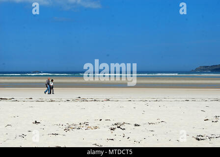 Ardara, County Donegal, Irlanda. Il 29 maggio 2018 un turista giovane a piedi sulla spiaggia di Marghera, Ardara, il giorno più caldo in Irlanda finora quest'anno. Credito: Peter Alexander/Alamy Live News Foto Stock