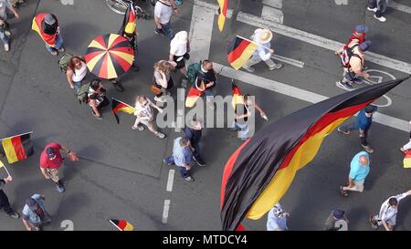 27 maggio 2018, Germania Berlino: i sostenitori del partito alternativa per la Germania (AFD) protestare sotto lo slogan "Zukunft Deutschland ' (lit. "Futuro Germania"). Foto: Kay Nietfeld/dpa Foto Stock