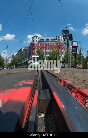 29 maggio 2018, Germania, Magdeburg: un tram unità dietro l'interruttore 39 attraverso l'Hasselbach square. L'interruttore non funziona a causa del calore. È tuttavia in grado di Twitter: Un decrepito e fragile interruttore del tram nel centro di Magdeburg ha un proprio account twitter a causa del suo più recente fallimento. Foto: Klaus-Dietmar Gabbert/dpa-Zentralbild/ZB Foto Stock