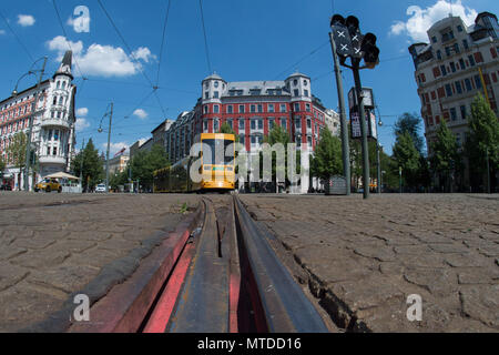 29 maggio 2018, Germania, Magdeburg: un tram unità dietro l'interruttore 39 attraverso l'Hasselbach square. L'interruttore non funziona a causa del calore. È tuttavia in grado di Twitter: Un decrepito e fragile interruttore del tram nel centro di Magdeburg ha un proprio account twitter a causa del suo più recente fallimento. Foto: Klaus-Dietmar Gabbert/dpa-Zentralbild/ZB Foto Stock