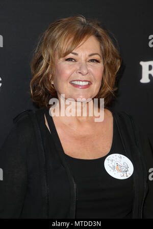 ***FILE FOTO*** ABC ANNULLA ROSEANNE DOPO RAZZISTI TWEET BURBANK, CA - MARZO 23: Roseanne Barr, a 'Roseanne' Premiere evento presso il Walt Disney Lotto Studio su Marzo 23, 2018 a Burbank, in California. Credito: Faye Sadou/MediaPunch Foto Stock