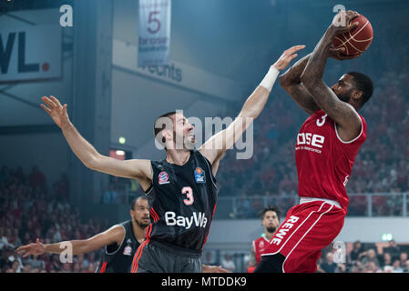 Bamberg, Germania. 29 Maggio, 2018. 29 maggio 2018, Germania Bamberg: Basket tedesco Bundesliga, Brose Bamberg vs FC Bayern Monaco, round del campionato, semi-finali: Bamberg's Dorell Wright (R) e Monaco di Baviera Braydon Hobbs (C) si contendono la palla. Credito: Nicolas Armer/dpa/Alamy Live News Foto Stock