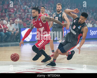 Bamberg, Germania. 29 Maggio, 2018. 29 maggio 2018, Germania Bamberg: Basket tedesco Bundesliga, Brose Bamberg vs FC Bayern Monaco, round del campionato, semi-finali: Bamberg è Daniel Hackett (L) e Monaco di Baviera Jared Cunningham (R) si contendono la palla. Credito: Nicolas Armer/dpa/Alamy Live News Foto Stock