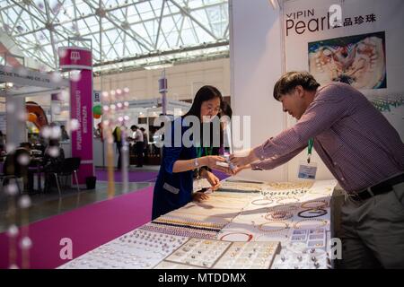 Mosca, Russia. 29 Maggio, 2018. Un venditore mostra un prodotto a un visitatore al China Commodity Fair a Mosca, in Russia, il 29 maggio 2018. Il China Commodity fiera, un nazionale annuale fiera commerciale della Cina la qualità dei beni di consumo è tenuta a Mosca dal 29 maggio al 31 maggio. Credito: Evgeny Sinitsyn/Xinhua/Alamy Live News Foto Stock