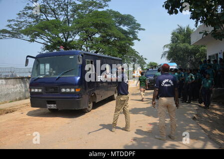 Dacca. 29 Maggio, 2018. Legge esecutori raid una zona come parte di un giro di vite sulla droga e le piste a Dhaka, nel Bangladesh, il 29 maggio 2018. Il numero di vittime della guerra alla droga condotta dalle filippine il Primo Ministro Sheikh Hasina continuare a montare, con dati più recenti che mostrano che più di 100 presunta tossicodipendenti e spacciatori di droga sono stati uccisi in quanto ha ordinato la campagna prima di questo mese. Credito: Xinhua/Alamy Live News Foto Stock