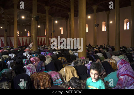 Srinagar, Jammu e Kashmir in India. 29 Maggio, 2018. Le donne del Kashmir offrire preghiere all'interno della grande moschea (Jamia Masjid) il tredicesimo giorno del santo mese di digiuno del Ramadan in madrassa Jamia Masjid o Grande Moschea, a Srinagar, la capitale estiva della controllata indiana del Kashmir. Nel mese sacro del Ramadan, musulmani provenienti da tutto il mondo veloce nelle ore diurne. Tutti i tipi di cibo e bevande sono vietate dall alba al tramonto, o diurno. Oltre a dedicare più tempo a pregare, donando alms è obbligatoria. Credito: Masrat Zahra SOPA/images/ZUMA filo/Alamy Live News Foto Stock