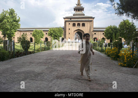 Srinagar, Jammu e Kashmir in India. 29 Maggio, 2018. Kashmir ragazzo giovane cammina dentro il composto della grande moschea (Jamia Masjid) il tredicesimo giorno del santo mese di digiuno del Ramadan in madrassa Jamia Masjid o Grande Moschea, a Srinagar, la capitale estiva della controllata indiana del Kashmir. Nel mese sacro del Ramadan, musulmani provenienti da tutto il mondo veloce nelle ore diurne. Tutti i tipi di cibo e bevande sono vietate dall alba al tramonto, o diurno. Oltre a dedicare più tempo a pregare, donando alms è obbligatoria. Credito: Masrat Zahra SOPA/images/ZUMA filo/Alamy Live News Foto Stock