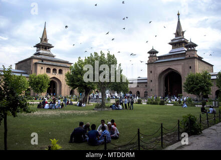 Srinagar, Jammu e Kashmir in India. 29 Maggio, 2018. Kashmir uomini musulmani si appoggia all'interno del composto della grande moschea (Jamia Masjid) il tredicesimo giorno del santo mese di digiuno del Ramadan in madrassa Jamia Masjid o Grande Moschea, a Srinagar, la capitale estiva della controllata indiana del Kashmir. Nel mese sacro del Ramadan, musulmani provenienti da tutto il mondo veloce nelle ore diurne. Tutti i tipi di cibo e bevande sono vietate dall alba al tramonto, o diurno. Oltre a dedicare più tempo a pregare, donando alms è obbligatoria. Credito: Masrat Zahra SOPA/images/ZUMA filo/Alamy Live News Foto Stock