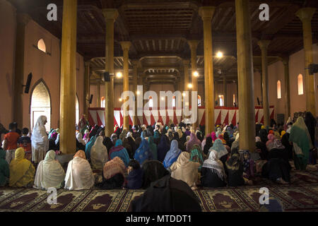 Srinagar, Jammu e Kashmir in India. 29 Maggio, 2018. Le donne del Kashmir offrire preghiere all'interno della grande moschea (Jamia Masjid) il tredicesimo giorno del santo mese di digiuno del Ramadan in madrassa Jamia Masjid o Grande Moschea, a Srinagar, la capitale estiva della controllata indiana del Kashmir. Nel mese sacro del Ramadan, musulmani provenienti da tutto il mondo veloce nelle ore diurne. Tutti i tipi di cibo e bevande sono vietate dall alba al tramonto, o diurno. Oltre a dedicare più tempo a pregare, donando alms è obbligatoria. Credito: Masrat Zahra SOPA/images/ZUMA filo/Alamy Live News Foto Stock