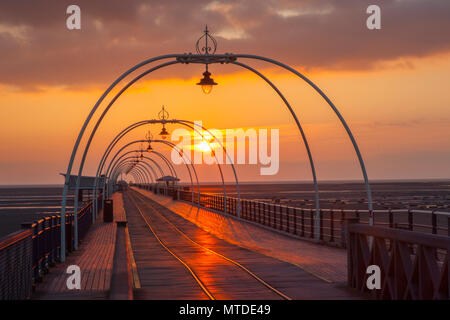 Southport, Merseyside. Regno Unito 29 maggio, 2018. Regno Unito Meteo. Colorato tramonto sul Mare d'Irlanda come il nord-ovest continua a godere di un sole estivo. Credito: MediaWorldImages/AlamyLiveNews. Foto Stock