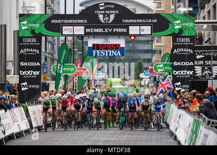 Piloti racing in elite donna 2018 OVO Energy Tour ciclo serie gara a Wembley, Londra, Regno Unito, a partire. Round 7 bike race. La linea di partenza Foto Stock