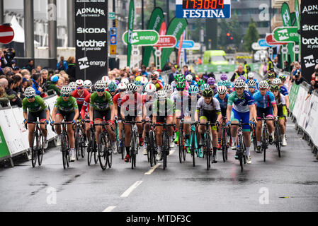 Piloti racing in elite donna 2018 OVO Energy Tour ciclo serie gara a Wembley, Londra, Regno Unito, a partire. Round 7 bike race. La linea di partenza Foto Stock