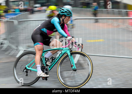 Anna Henderson del Team Racing OnForm nell'elite donna 2018 OVO Energy Tour ciclo serie gara a Wembley, Londra, Regno Unito. Round 7 bike race. Foto Stock