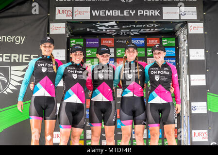 OnForm team sul podio dopo l'elite donna 2018 OVO Energy Tour ciclo serie gara a Wembley, Londra, Regno Unito. Round 7 bike race. Foto Stock