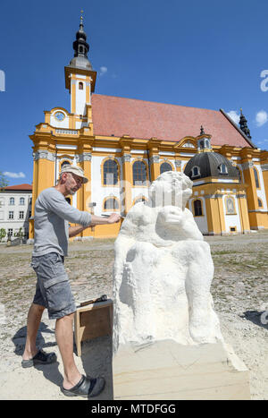 Archiviato - 22 maggio 2018, Germania, Neuzelle: Ralf Ehmann, scultore da Rottenburg am Neckar, lavora su una pietra arenaria sui terreni del monastero in Neuzelle. Il monastero, denominata "Brandenburg barocche wonder' ha un sacco di putti di mostrare - su altari e affreschi. Ora le figure di ottenere nuove aggiunte. Foto: Patrick Pleul/dpa-Zentralbild/ZB Foto Stock