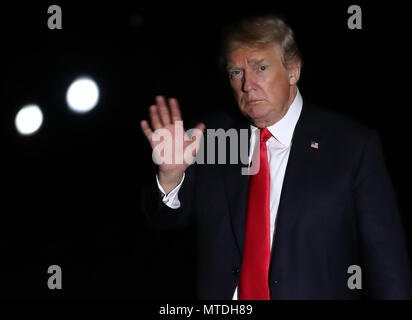 Washington, Distretto di Columbia, Stati Uniti d'America. 29 Maggio, 2018. Il Presidente degli Stati Uniti, Trump onde come egli cammina verso la casa bianca dopo il suo arrivo su Marina Uno su 29 Maggio 2018 a Washington, DC. Presidente Trump viaggiato a Nashville, Tennessee a partecipare a una campagna di rally per sost. Marsha Blackburn chi è in esecuzione per il Sen. in uscita Bob tappatrice del senato del sedile. Credito: Mark Wilson/Piscina via CNP Credito: Mark Wilson/CNP/ZUMA filo/Alamy Live News Foto Stock