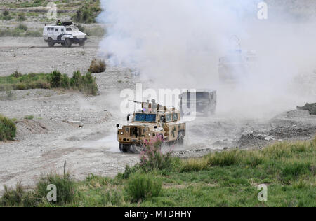 (180530) -- Pechino, 30 maggio 2018 (Xinhua) -- veicoli blindati spostare durante un giunto anti-esercizio terrorista detenuto dalla Repubblica popolare cinese e dalla Repubblica del Kirghizistan le forze di frontiera in Kizilsu Kirgiz Prefettura, a nord-ovest della Cina di Xinjiang Uygur Regione autonoma, 27 giugno 2017. Xviii Organizzazione per la cooperazione di Shanghai (SCO) Summit è previsto per il 9 Giugno a 10 a Qingdao, una città costiera della Cina orientale della provincia di Shandong. Dal momento che la Cina ha assunto la presidenza di turno dell'SCO lo scorso giugno, più di 160 attività inclusi una serie di importanti incontri istituzionali e multilaterale di eventi sono stati organizzati finora. (Xinhua/ Foto Stock