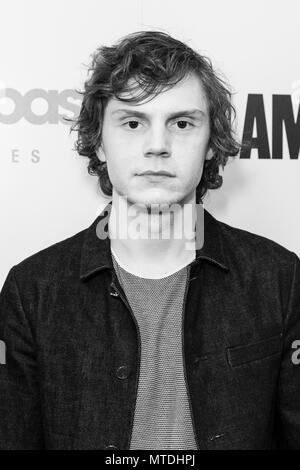 New York, NY - 29 Maggio 2018: Evan Peters assiste gli animali American premiere al Regal Union Square Foto Stock