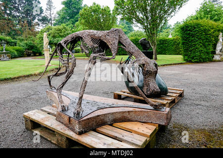 È sotto embargo fino a mezzogiorno il 29 maggio 2018. Stane Street, Billingshurst. Il 29 maggio 2018. Un set di molto rari manufatti per la vendita in estate il luogo di aste in Billingshurst, West Sussex. Un filo di scultura del cane da Mislav Katalinic che si prevede di recuperare tra £6000 e 8.000 sterline all'asta. I manufatti di forma parte del 'Giardino della storia naturale e arte tribale' esposizione. Credito: James jagger/Alamy Live News Foto Stock