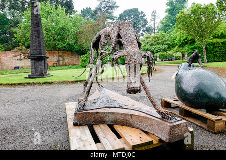 È sotto embargo fino a mezzogiorno il 29 maggio 2018. Stane Street, Billingshurst. Il 29 maggio 2018. Un set di molto rari manufatti per la vendita in estate il luogo di aste in Billingshurst, West Sussex. Un filo di scultura del cane da Mislav Katalinic che si prevede di recuperare tra £6000 e 8.000 sterline all'asta. I manufatti di forma parte del 'Giardino della storia naturale e arte tribale' esposizione. Credito: James jagger/Alamy Live News Foto Stock