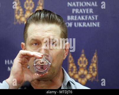 Kiev, Ucraina. Il 30 maggio 2018. STEPHEN BALDWIN, attore statunitense, beve l'acqua durante la sua conferenza stampa a Kiev in Ucraina, il 30 maggio 2018. BALDWIN è venuto a Kiev per prendere parte al National Prayer Breakfast dell'Ucraina. Credito: Serg Glovny/ZUMA filo/Alamy Live News Foto Stock