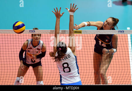 Hong Kong, Cina. Il 30 maggio 2018. Elena Pietrini (R) dei picchi in Italia la palla durante la partita contro l'Argentina a FIVB Pallavolo Lega delle Nazioni 2018 a Hong Kong, Cina del Sud, 30 maggio 2018. L'Italia ha vinto la partita 3-0. Credito: Lo Fai Ping/Xinhua/Alamy Live News Foto Stock