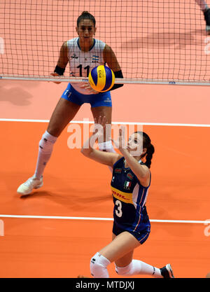 Hong Kong, Cina. Il 30 maggio 2018. Carlotta Cambi (anteriore) dell Italia compete durante la partita contro l'Argentina a FIVB Pallavolo Lega delle Nazioni 2018 a Hong Kong, Cina del Sud, 30 maggio 2018. L'Italia ha vinto la partita 3-0. Credito: Lo Fai Ping/Xinhua/Alamy Live News Foto Stock