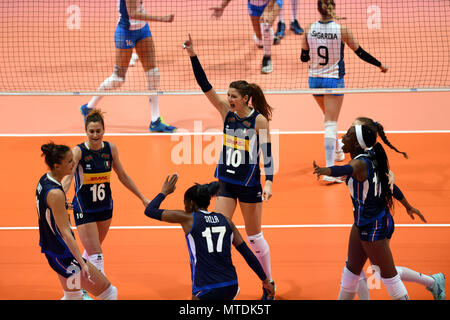 Hong Kong, Cina. Il 30 maggio 2018. I giocatori di Italia celebrare durante la partita contro l'Argentina a FIVB Pallavolo Lega delle Nazioni 2018 a Hong Kong, Cina del Sud, 30 maggio 2018. L'Italia ha vinto la partita 3-0. Credito: Lo Fai Ping/Xinhua/Alamy Live News Foto Stock