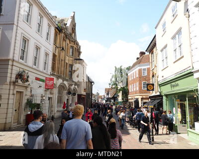 A Canterbury Kent, Regno Unito. Il 30 maggio 2018. Regno Unito Meteo: una calda e umida e assolato pomeriggio nella città di Canterbury Kent. Credito: James Bell/Alamy Live News Foto Stock