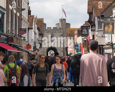 A Canterbury Kent, Regno Unito. Il 30 maggio 2018. Regno Unito Meteo: una calda e umida e assolato pomeriggio nella città di Canterbury Kent. Credito: James Bell/Alamy Live News Foto Stock