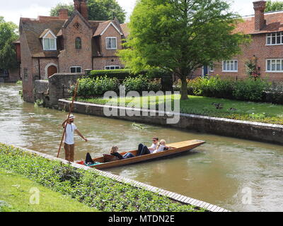 A Canterbury Kent, Regno Unito. Il 30 maggio 2018. Regno Unito Meteo: una calda e umida e assolato pomeriggio nella città di Canterbury Kent. Credito: James Bell/Alamy Live News Foto Stock