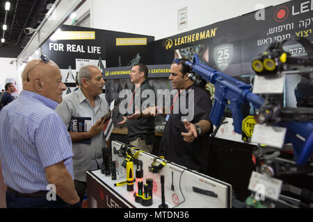 Tel Aviv, Israele. Il 30 maggio 2018. La gente visita alla International Security & Defence Exhibition a Tel Aviv, Israele, il 30 maggio 2018. La sicurezza internazionale & Defence Exhibition è parte di Israele la sicurezza e la difesa settimana che include le principali mostre e seminari specializzati, campo dimostrazioni e workshop. Credito: Guo Yu/Xinhua/Alamy Live News Foto Stock